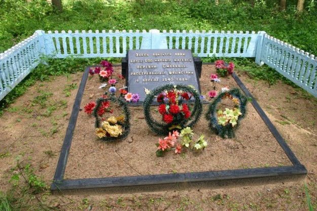 памятник в Смолянах