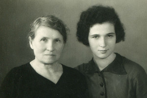 Александра Лубочкина со спасенной дочерью. Послевоенное фото