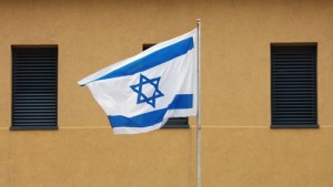флаг Изр на фоне тюрьмы