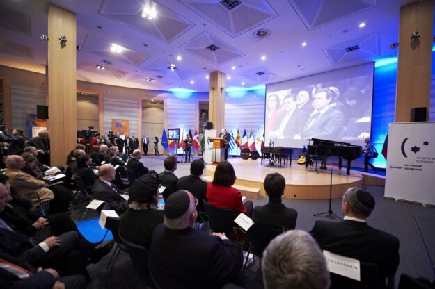 mic_5542.jpg__945x945_q85_subject_location-406,152_subsampling-2