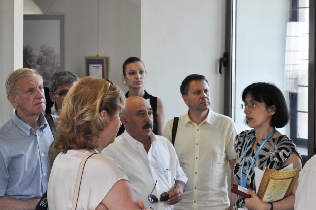 Делегация СБЕООО осматривает экспозицию музея